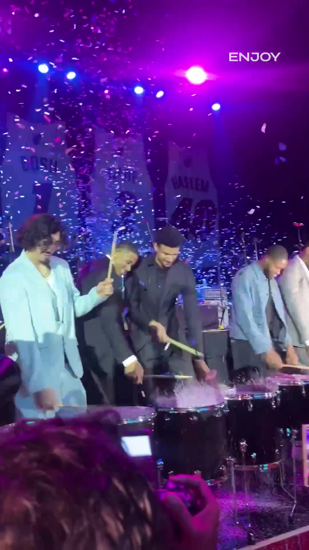 嘴哥好羞涩！维金斯参加热火队Party 这鼓敲得有点放不开啊?