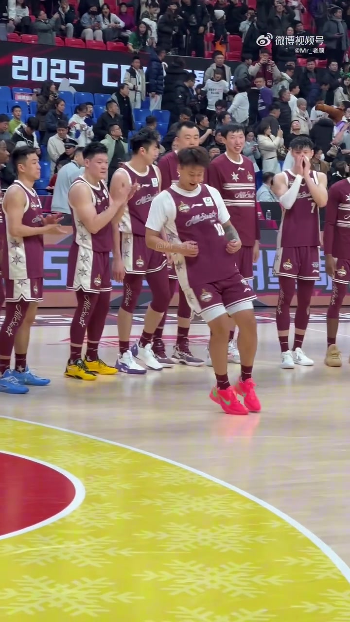 整活还得看你?主持人宣布10号邹雨宸荣膺MVP 同号赵睿上前抢镜