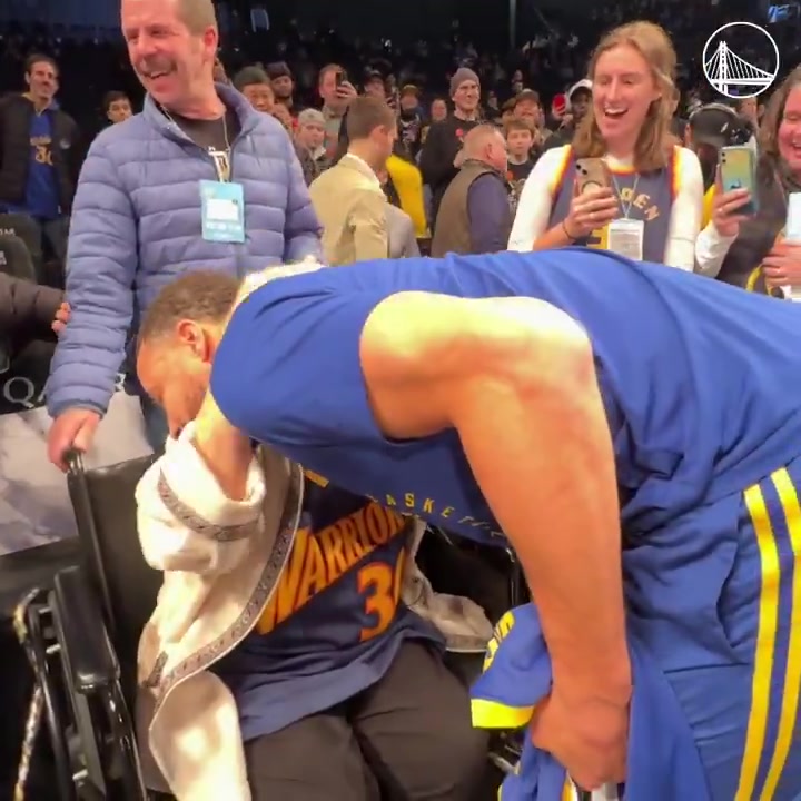 暖心！库里赛前为老奶奶送上签名球衣 吊牌都还在?