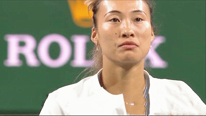 郑钦文低迷原因揭晓！手臂缠满绷带苦战，但却因伤退赛，备战法网