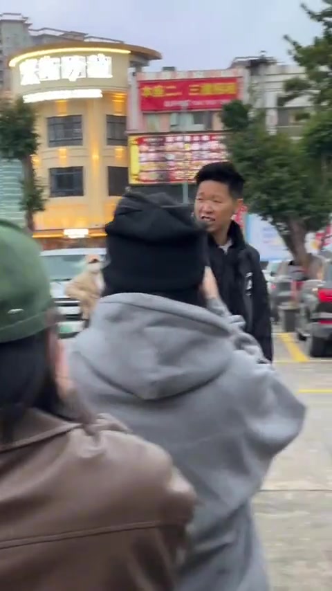 ??黄牛推荐黄思静优惠买票 后者：你问问旁边的人我是谁