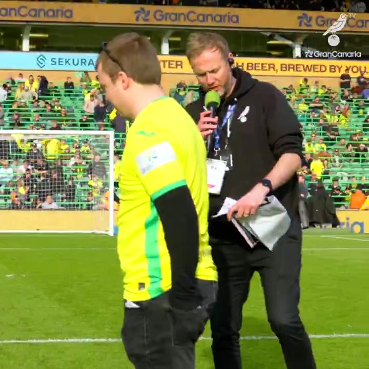 祝福！一名诺维奇球迷在球队主场向女友求婚成功