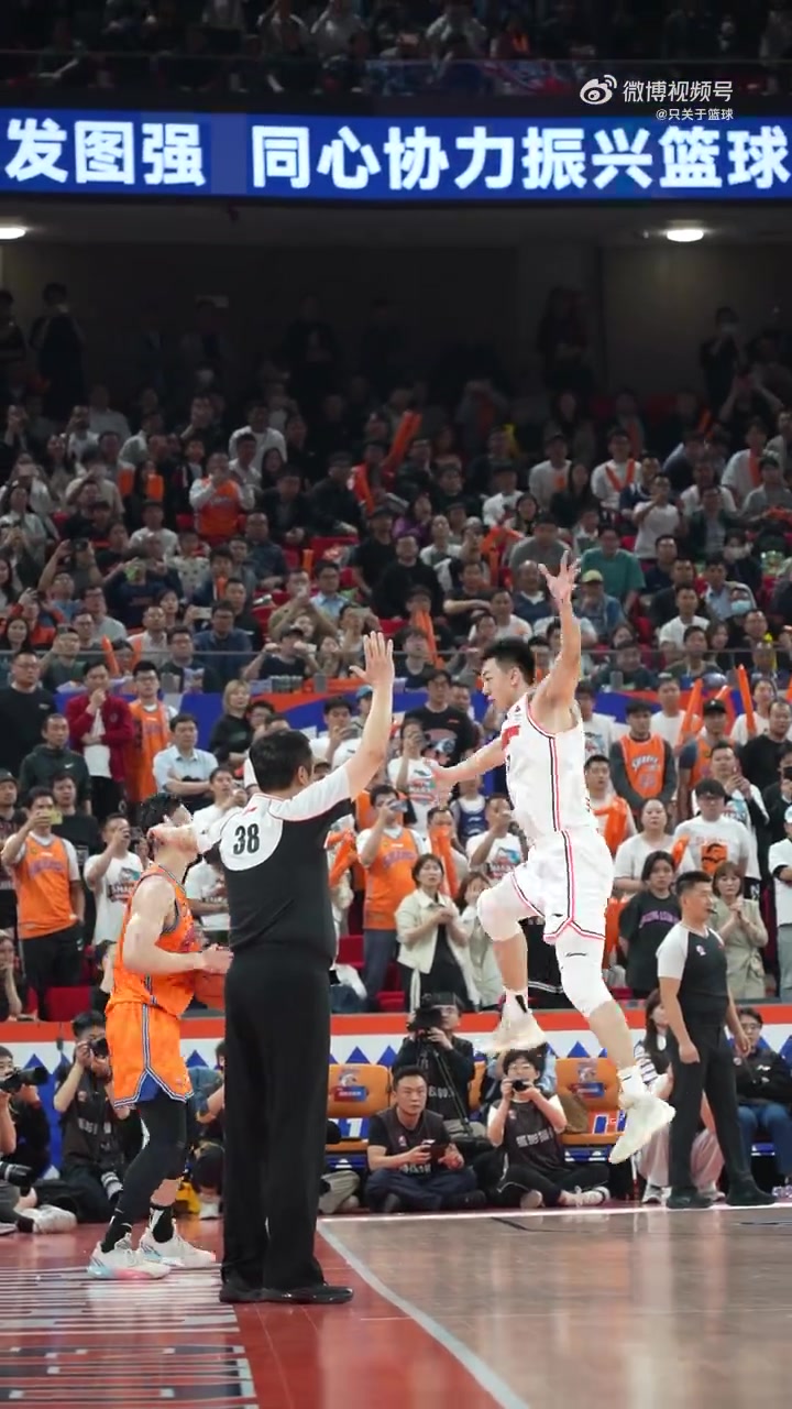 撕心裂肺的吼叫！场边视角再看看哈维这离谱弧度的天神压哨绝杀！