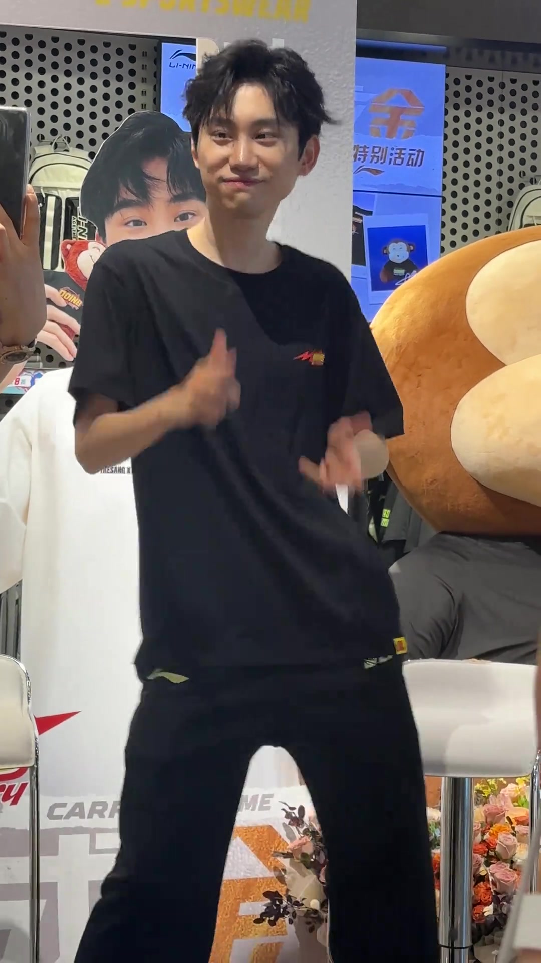 B神舞的好极限！Doinb线下活动翻跳《九万字》