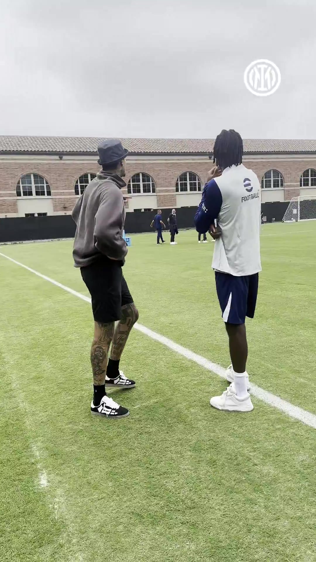 ⚽??NBA球星库兹马造访国米训练营，获赠18号球衣